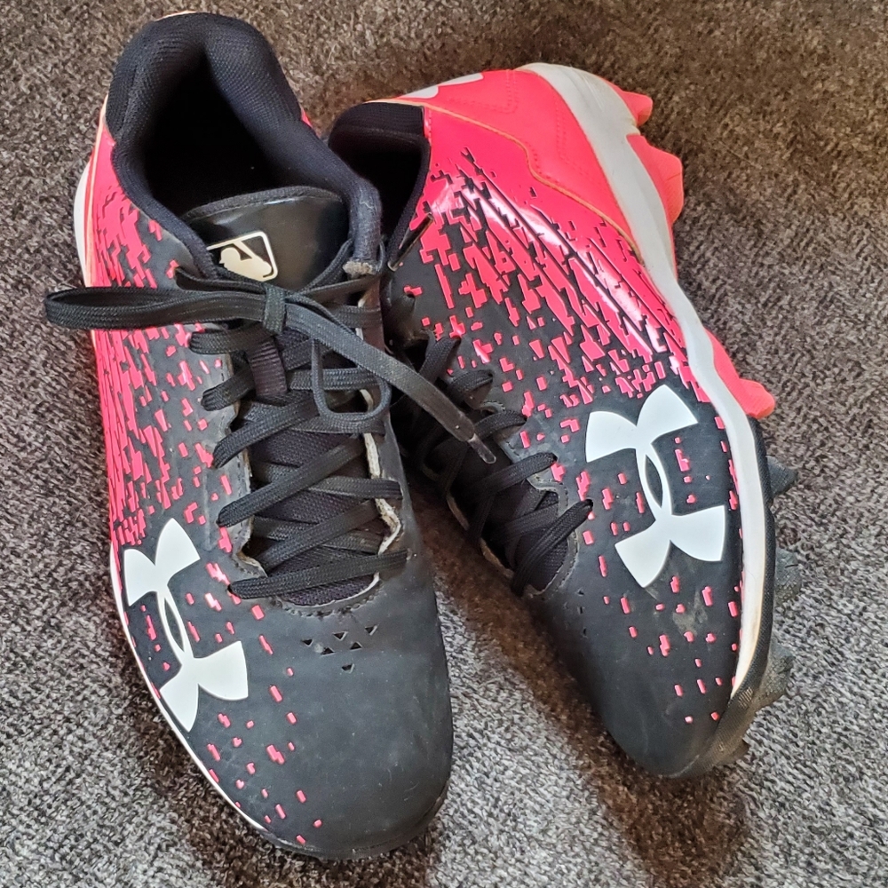 Under Armour softball cleats, girls sz 4